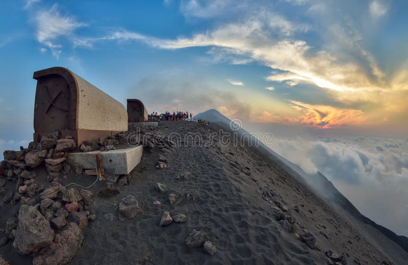 Grupo de turistas que caminan encima del volcán de Stromboli en las islas eólicas, Sicilia foto de archivo libre de regalías Grupo de turistas que caminan encima del volcán de Stromboli en las islas eólicas, Sicilia foto de archivo libre de regalías