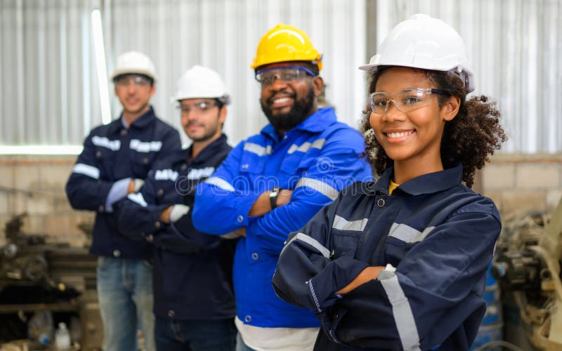 Grupo de técnicos de confianza en equipo de trabajadores en una fábrica industrial fotografía de archivo