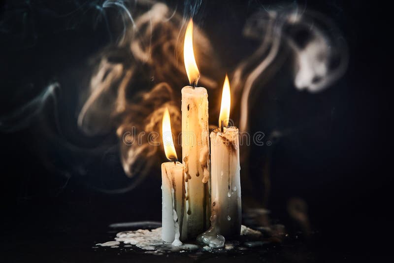 https://thumbs.dreamstime.com/b/grupo-de-velas-blancas-que-queman-en-la-oscuridad-un-humo-con-cera-del-goteo-141483905.jpg