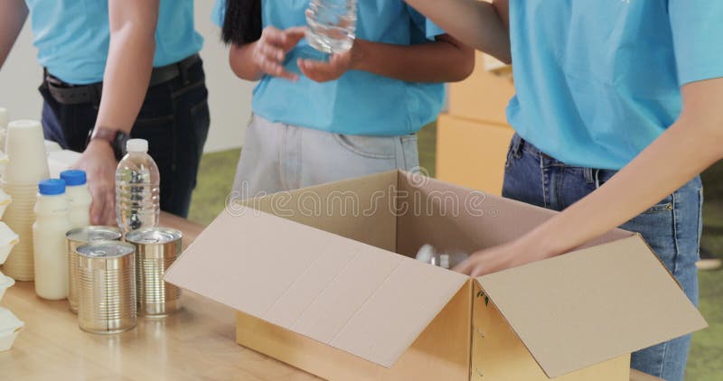 Grupo de voluntarios preparando entrega gratuita de alimentos para los pobres. como trabajadores de caridad y miembros de la comun