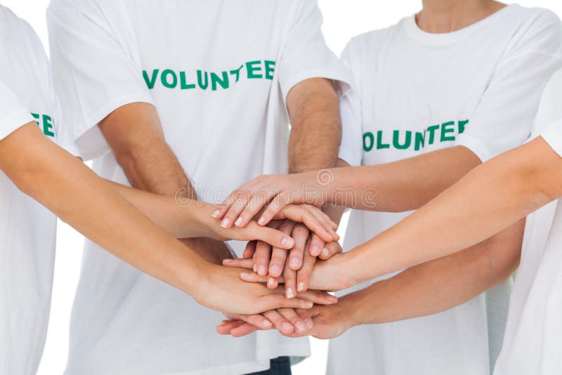 Grupo de voluntários que unem as mãos fotografia de stock Grupo de voluntários que unem as mãos fotografia de stock