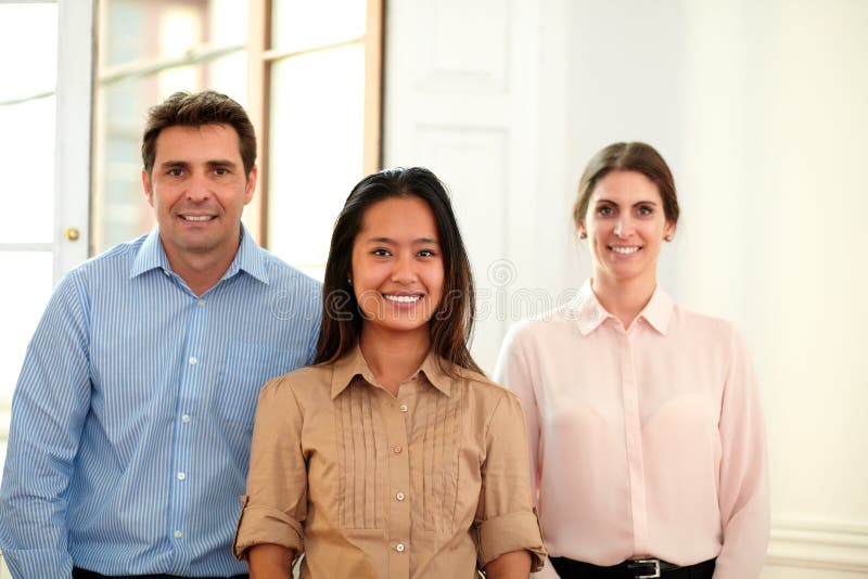 Grupo del hombre y de la mujer que sonríe en usted foto de archivo libre de regalías Grupo del hombre y de la mujer que sonríe en usted foto de archivo libre de regalías