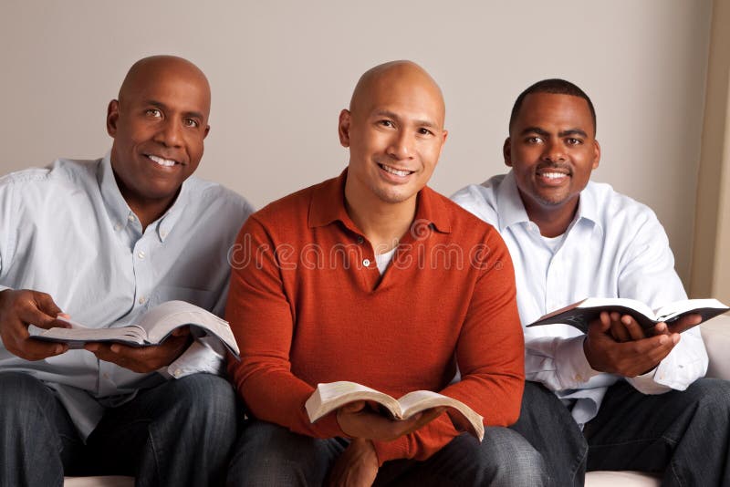 Grupo diverso de hombres que estudian junto