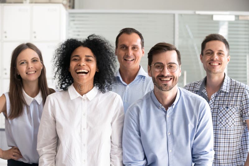 Grupo diverso de riso dos trabalhadores de escritório, empregados multirraciais fotos de stock Grupo diverso de riso dos trabalhadores de escritório, empregados multirraciais fotos de stock
