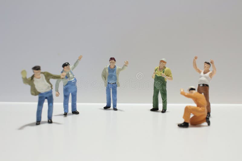 Grupo diverso de trabalhadores que estão em seguido contra imagem de stock royalty free Grupo diverso de trabalhadores que estão em seguido contra imagem de stock royalty free