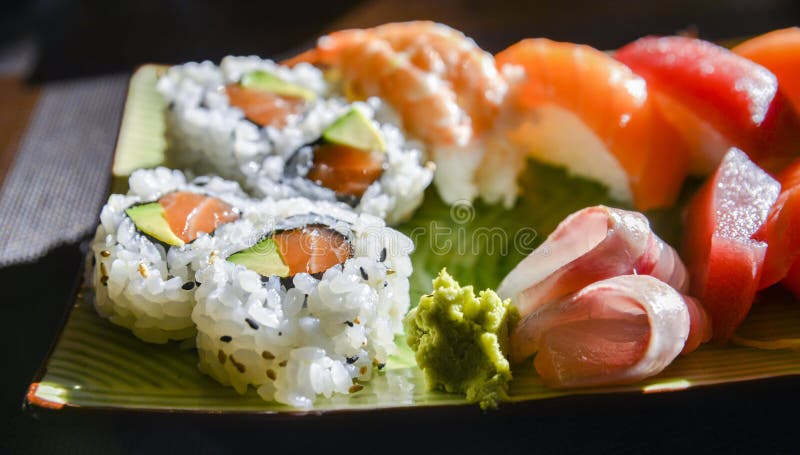 Grupo do sushi e do sashimi imagem de stock royalty free Grupo do sushi e do sashimi imagem de stock royalty free