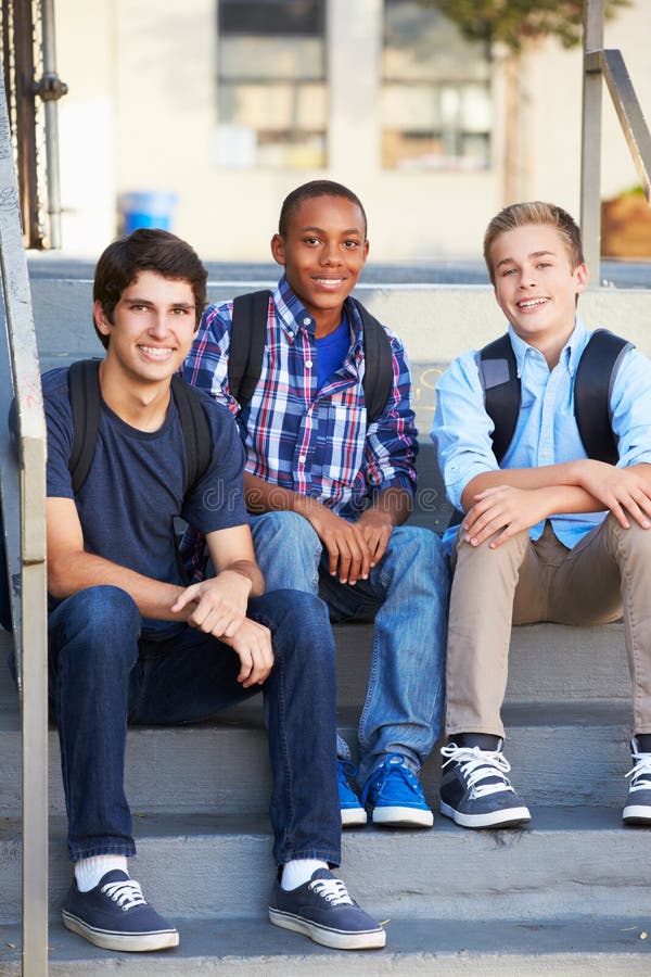 Grupo dos alunos adolescentes masculinos fora da sala de aula fotografia de stock Grupo dos alunos adolescentes masculinos fora da sala de aula fotografia de stock