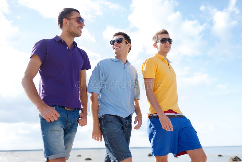 Amigos jogando basquete foto de stock. Imagem de corte - 175128336