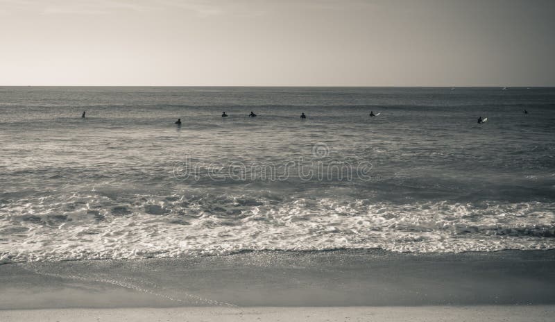 Grupo dos surfistas em Oceano Atlântico que espera para tomar uma onda, capbreton, france fotografia de stock royalty free Grupo dos surfistas em Oceano Atlântico que espera para tomar uma onda, capbreton, france fotografia de stock royalty free