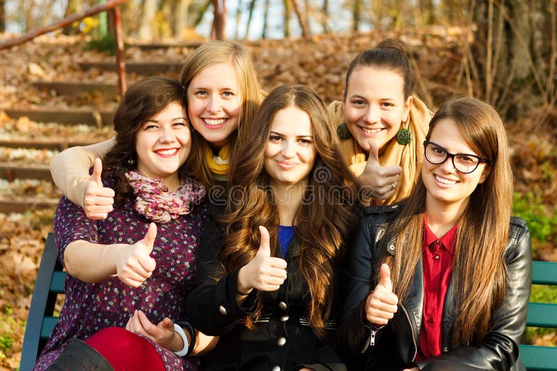 Grupo feliz de estudantes fotografia de stock royalty free Grupo feliz de estudantes fotografia de stock royalty free