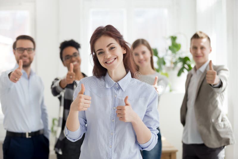 Grupo feliz de executivos multirraciais dentro imagem de stock Grupo feliz de executivos multirraciais dentro imagem de stock