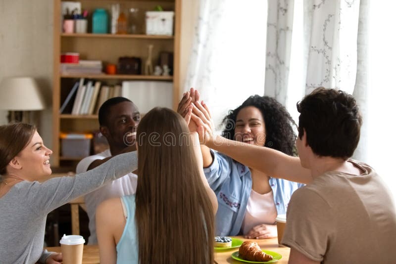 Grupo feliz de gente diversa que da arriba cinco imágenes de archivo libres de regalías Grupo feliz de gente diversa que da arriba cinco imágenes de archivo libres de regalías