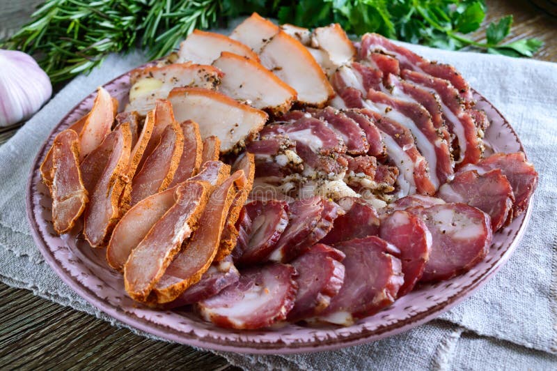 Grupo grande da carne A salsicha fumado caseiro da carne de porco-carne, bacon salgado, basturma desbastou fatias fotos de stock royalty free Grupo grande da carne A salsicha fumado caseiro da carne de porco-carne, bacon salgado, basturma desbastou fatias fotos de stock royalty free