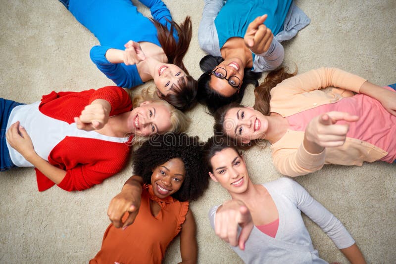 Grupo internacional de mujeres sonrientes felices fotografía de archivo