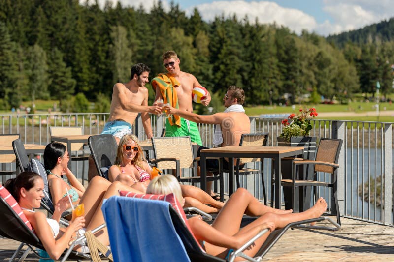 Gente joven que tiene día de fiesta del verano de la diversión fotos de archivo libres de regalías Gente joven que tiene día de fiesta del verano de la diversión fotos de archivo libres de regalías