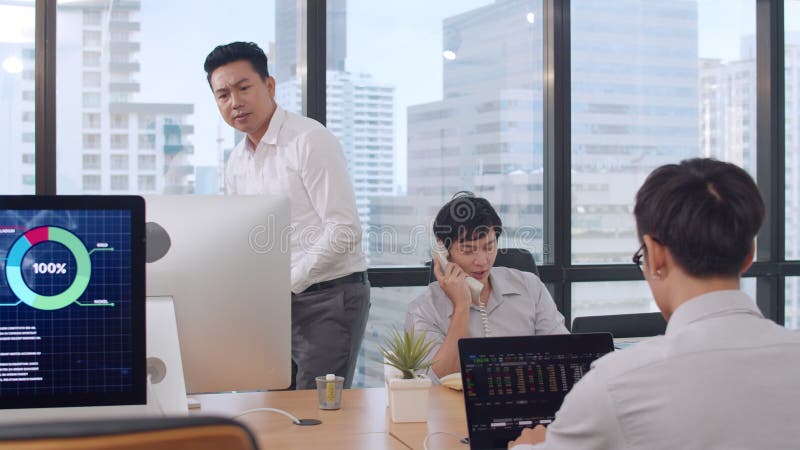 Grupo millonario de jóvenes empresarios y empresarias de Asia en pequeñas oficinas urbanas modernas Profesora de jefe masculino d almacen de metraje de vídeo