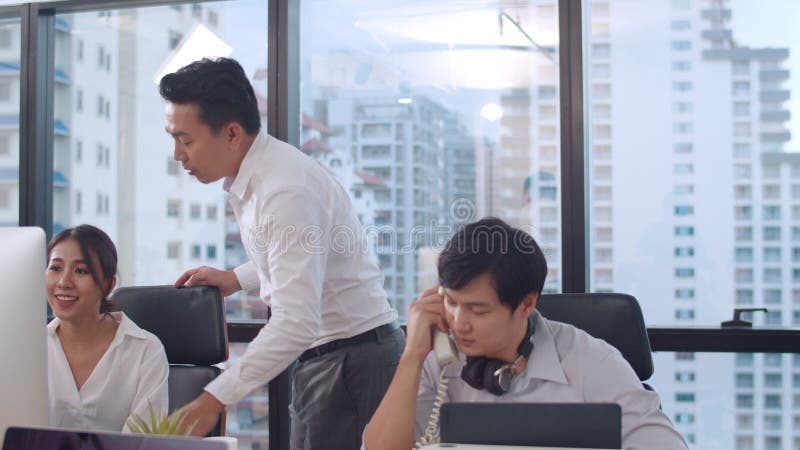 Grupo millonario de jóvenes empresarios y empresarias de Asia en pequeñas oficinas urbanas modernas Profesora de jefe masculino d metrajes