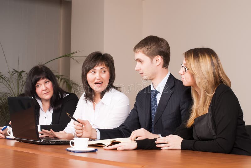 Grupo misturado na reunião de negócios foto de stock Grupo misturado na reunião de negócios foto de stock