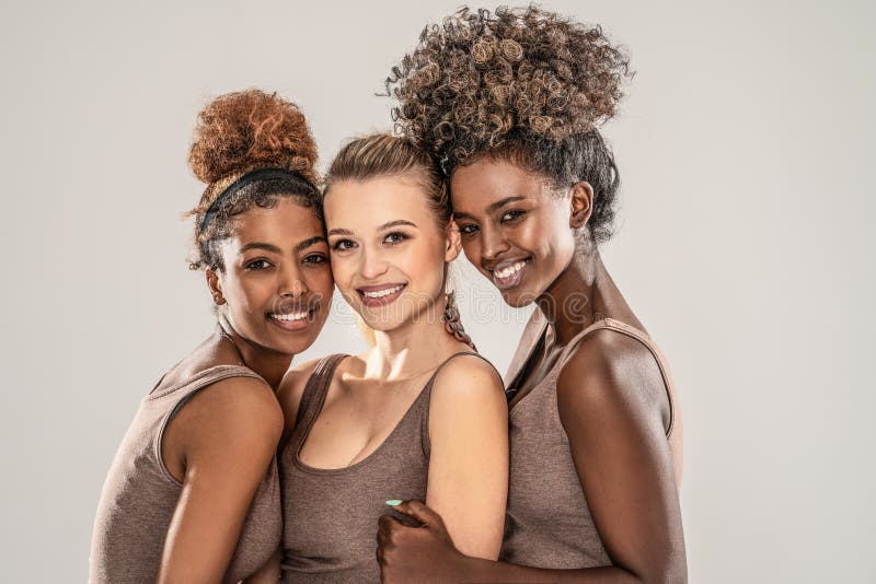 Três Meninas Bonitas Diversas Posando Juntas Sorrindo Olhando Para Câmera  fotos, imagens de © NeonShot #432656632