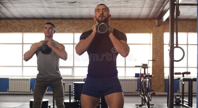 grupo Multi-étnico de atletas de sexo masculino que entrenan en el gimnasio de Crossfit fotografía de archivo grupo Multi-étnico de atletas de sexo masculino que entrenan en el gimnasio de Crossfit fotografía de archivo