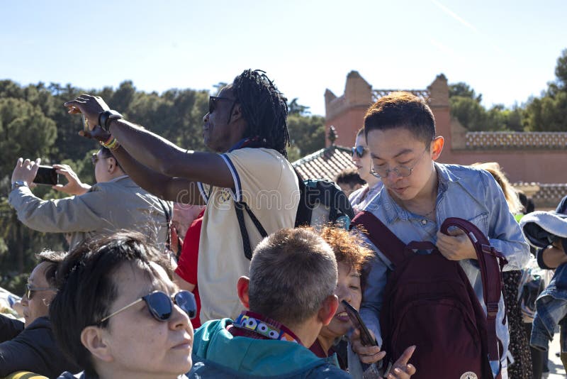 Grupo multinacional de turistas de los países diferentes en el parque Guell, Barcelona, Cataluña, España 2019-05-01 imagenes de archivo Grupo multinacional de turistas de los países diferentes en el parque Guell, Barcelona, Cataluña, España 2019-05-01 imagenes de archivo