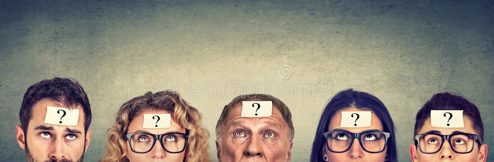Grupo multiétnico de gente de pensamiento con el signo de interrogación que mira para arriba Grupo multiétnico de gente de pensamiento con el signo de interrogación que mira para arriba