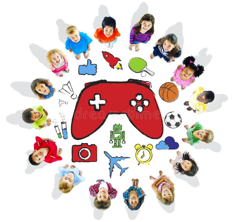 Grupo multiétnico de niños que juegan a los videojuegos