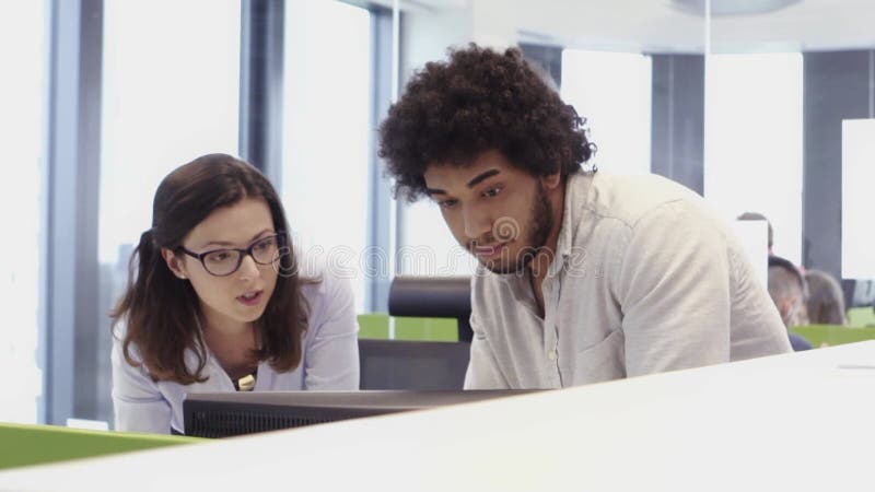Grupo multiétnico de trabajadores que trabajan en una oficina del centro de llamadas metrajes