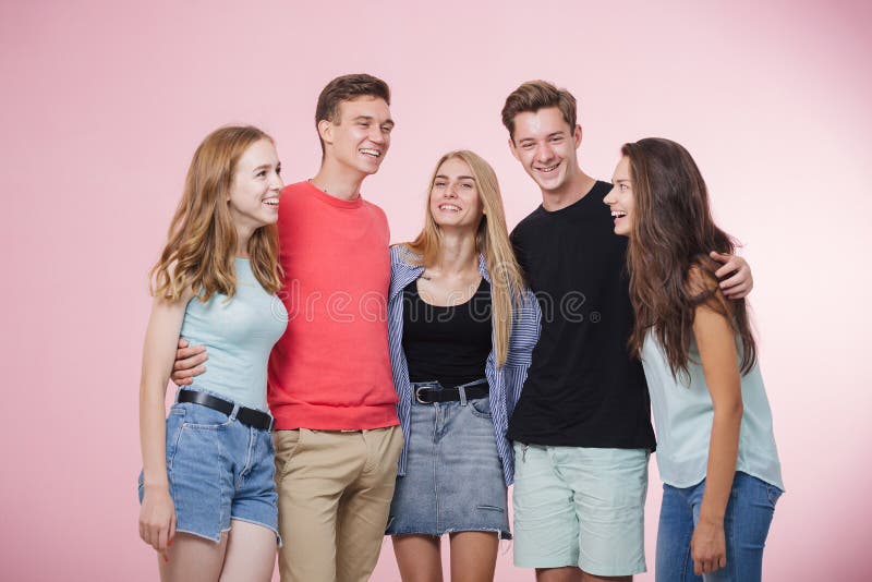 Grupo novo de sorriso feliz de amigos que estão junto que fala e que ri Melhores amigos foto de stock royalty free Grupo novo de sorriso feliz de amigos que estão junto que fala e que ri Melhores amigos foto de stock royalty free