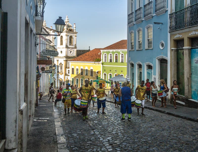 Grupo que teclea brasileño en las calles de Pelourinho - Salvador, Bahía, el Brasil foto de archivo Grupo que teclea brasileño en las calles de Pelourinho - Salvador, Bahía, el Brasil foto de archivo