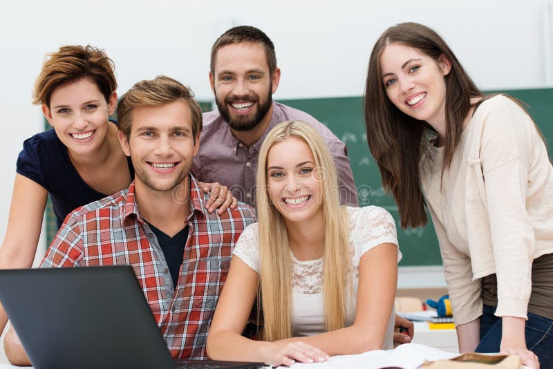Grupo sonriente amistoso de estudiantes fotos de archivo libres de regalías