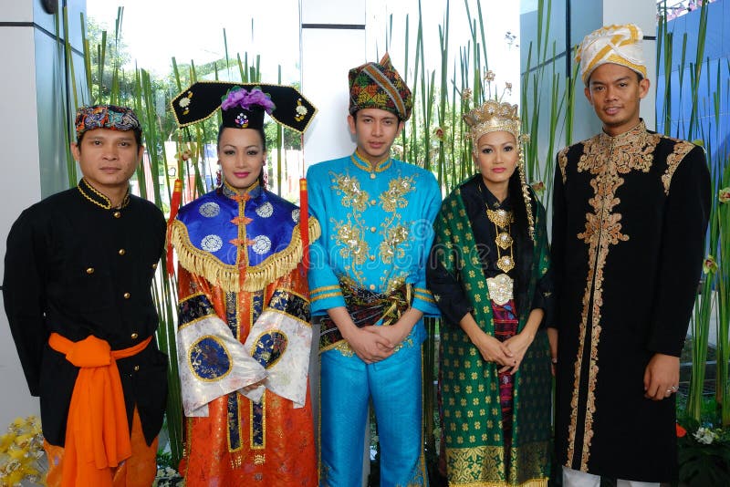 Decoración étnica De La Puerta Del Jardín De La Casa De Malasia Foto de