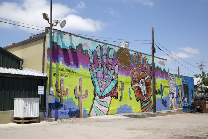 Grupowi kolorowi graffiti na ścianie budynek