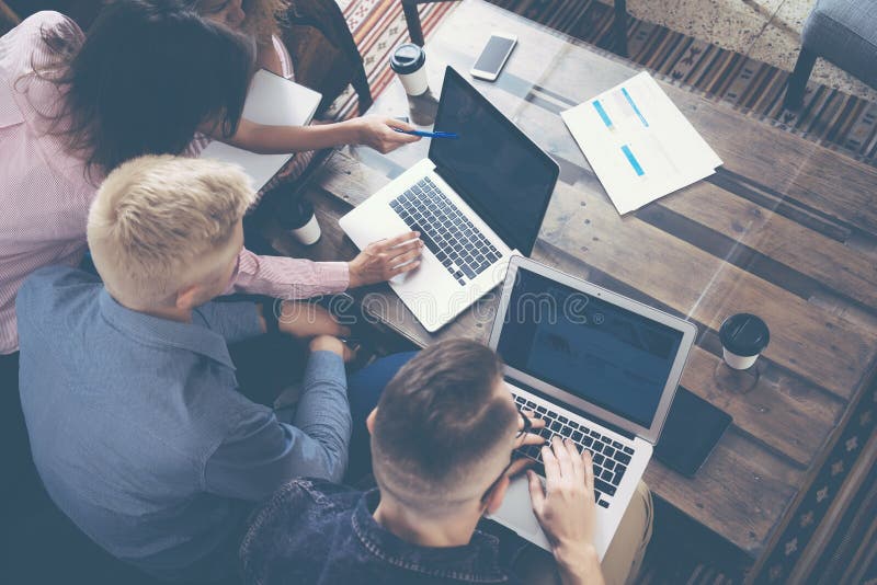 Grupowych Młodych Coworkers Drużynowe Robi Znakomite decyzje biznesowe Kreatywnie ludzie dyskusi pracy Korporacyjnego pojęcia Now zdjęcia royalty free Grupowych Młodych Coworkers Drużynowe Robi Znakomite decyzje biznesowe Kreatywnie ludzie dyskusi pracy Korporacyjnego pojęcia Now zdjęcia royalty free