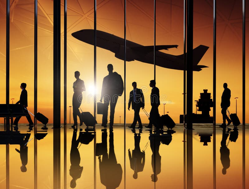 Grupp av affären Peoeple i flygplatsen royaltyfri fotografi Grupp av affären Peoeple i flygplatsen royaltyfri fotografi