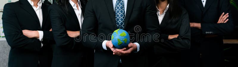Grupp av affärsmän som står på rad och som håller papper globalt. kvaint royaltyfria foton