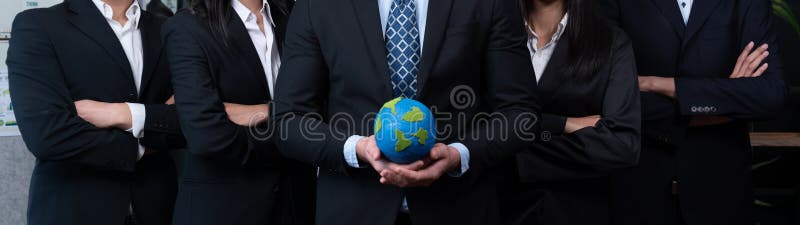 Grupp av affärsmän som står på rad och håller papper globalt. omåttlig arkivfoton