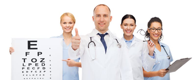 Grupp av att le doktorer med ögondiagrammet royaltyfria bilder Grupp av att le doktorer med ögondiagrammet royaltyfria bilder