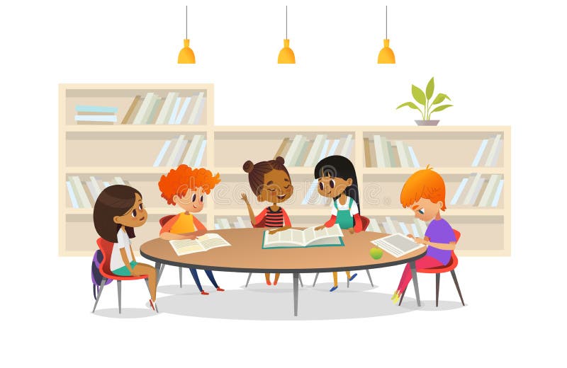 Grupp av barn som sitter runt om tabellen på skolaarkivet och ut lyssnar till flickaläseboken högt mot bokhyllan eller royaltyfri illustrationer Grupp av barn som sitter runt om tabellen på skolaarkivet och ut lyssnar till flickaläseboken högt mot bokhyllan eller royaltyfri illustrationer