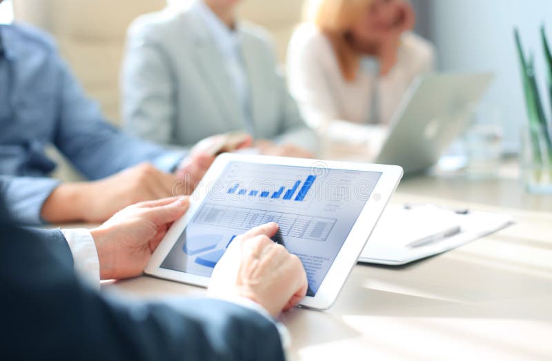 Grupp av businesspeople som ser grafer royaltyfria bilder Grupp av businesspeople som ser grafer royaltyfria bilder