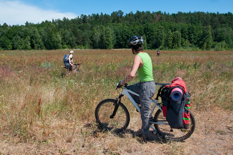 Grupp av cyklister på mountainbikeritter igenom arkivbild Grupp av cyklister på mountainbikeritter igenom arkivbild