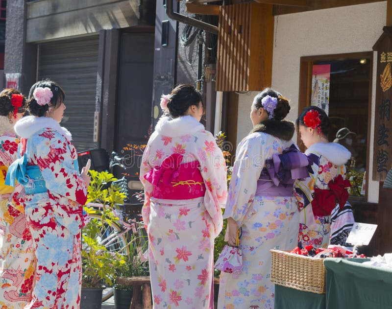 Grupp av den iklädda kimonot för unga japanska kvinnor som shoppar på stånd, Asakusa, Japan, 2018 royaltyfri fotografi Grupp av den iklädda kimonot för unga japanska kvinnor som shoppar på stånd, Asakusa, Japan, 2018 royaltyfri fotografi