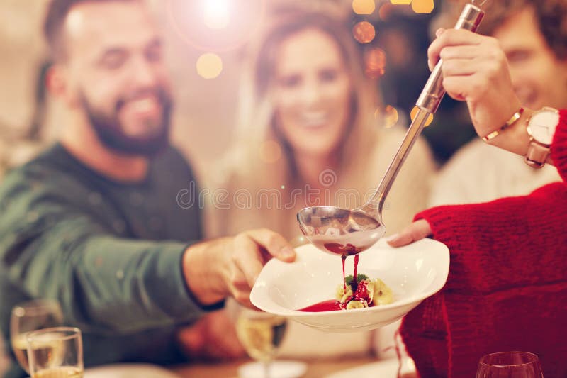Grupp av familj och vänner som firar julmatställen fotografering för bildbyråer Grupp av familj och vänner som firar julmatställen fotografering för bildbyråer