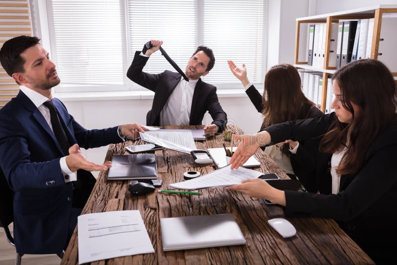 Grupp av frustrerade Businesspeople i möte royaltyfria foton Grupp av frustrerade Businesspeople i möte royaltyfria foton