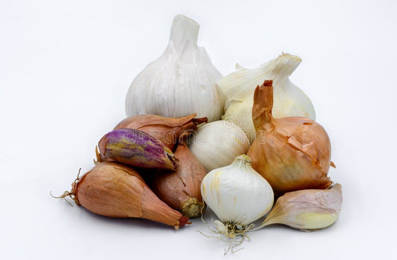 Grupp av Garlics, schalottenlökar och lökar arkivfoto Grupp av Garlics, schalottenlökar och lökar arkivfoto