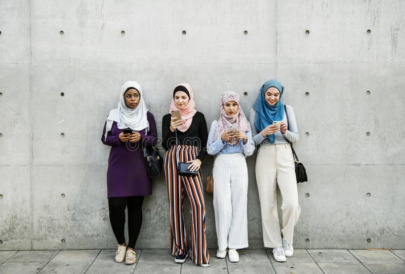 Grupp av islamiska flickor som använder den smarta telefonen