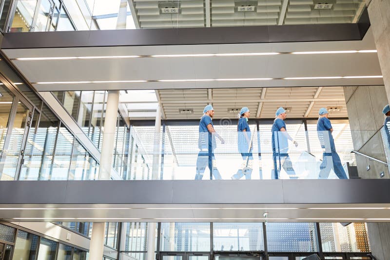 Grupp av kirurger i trappuppgången av kliniken royaltyfria bilder Grupp av kirurger i trappuppgången av kliniken royaltyfria bilder
