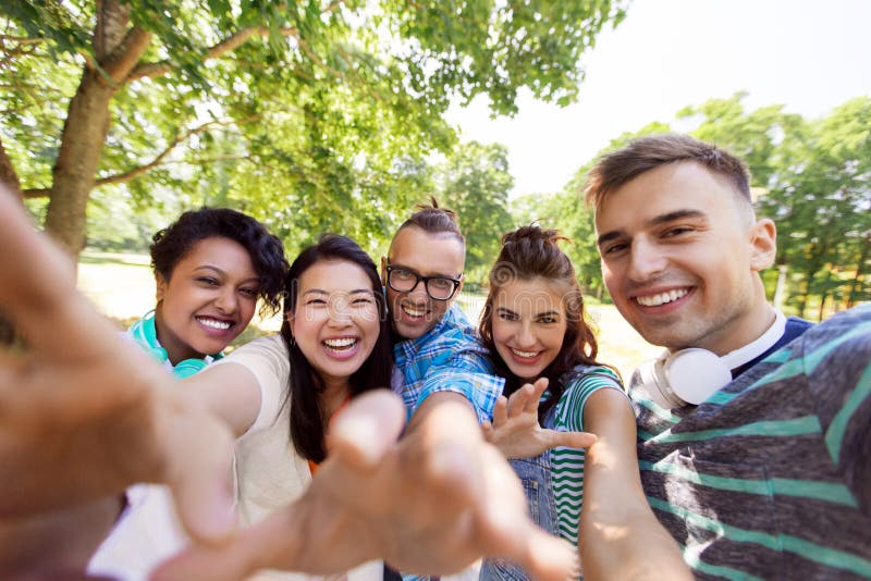 Grupp av lyckliga internationella vänner som tar selfie fotografering för bildbyråer Grupp av lyckliga internationella vänner som tar selfie fotografering för bildbyråer