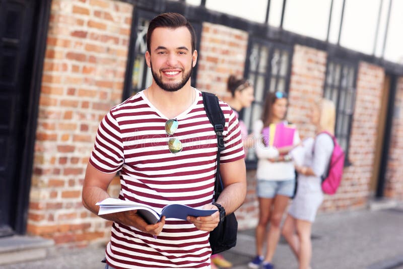 Grupp av lyckliga studenter som utomhus studerar fotografering för bildbyråer