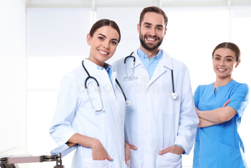 Grupp av medicinska doktorer p? kliniken fotografering för bildbyråer Grupp av medicinska doktorer p? kliniken fotografering för bildbyråer